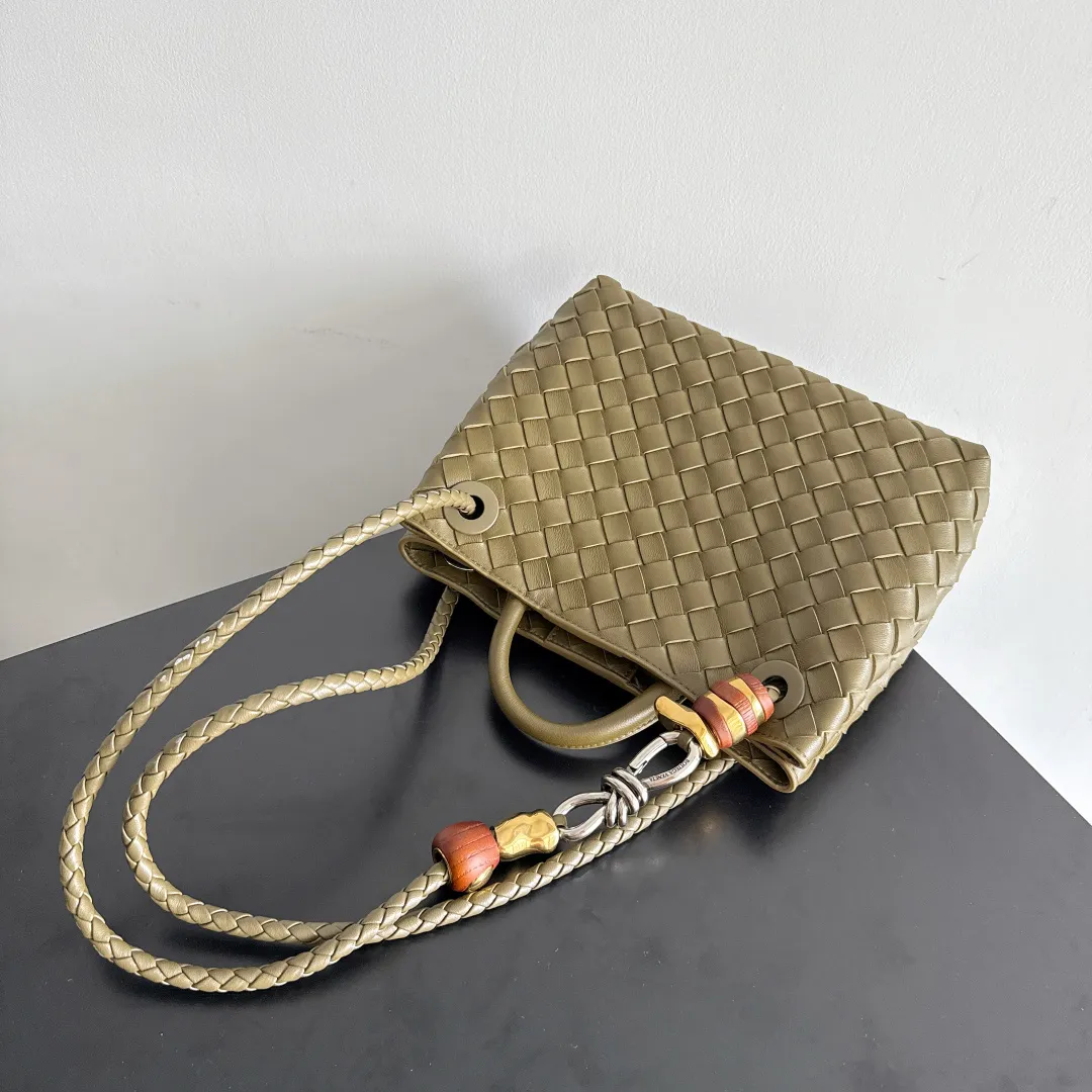 The new Andiamo batch of 3060 BV is shipped‼ ️The classic intercciato weaving process is used to create a soft bag, the metal knot is made of micro-cast aluminum using jewelry technology🪢, and the decorative beads are made of metal and hand-polished oak, allowing you to jump repeatedly between elegance and fun💃, making it unpredictable. Classic and versatile, it shows off your temperament, and the bag has a large capacity, making it very convenient for daily commuting! It has a variety of carrying methods, the shoulder straps can be adjusted by yourself, the original lambskin feels soft and delicate, and the unisex style breaks gender boundaries and brings a more practical and long-lasting use experience. The Andiamo, which has both elegant and casual styles, perfectly interprets the "fashionable old money style". Style number: 743568+wood hardware Color: earthy brown silver buckle Size: 25*22*10.5cm